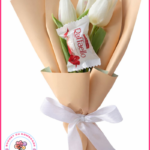 Buchet mic flori și bomboane, cu lalele și bomboane Raffaello, realizat manual