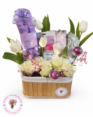 cutie cadou cu flori si produse cosmetice personalizata cu flori naturale si bomboane sigilate